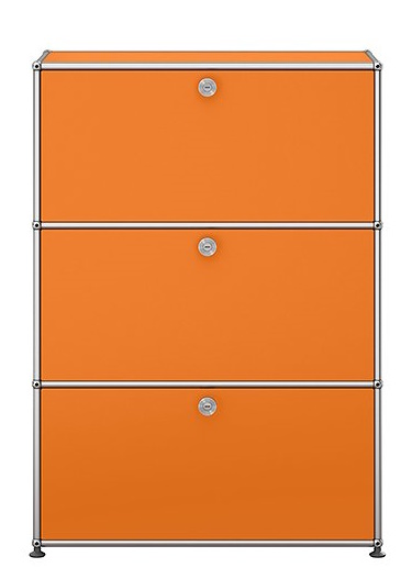 USM Haller Highboard in Reinorange mit drei Klappen und verchromtem Gestell für stilvolle Büroeinrichtung.