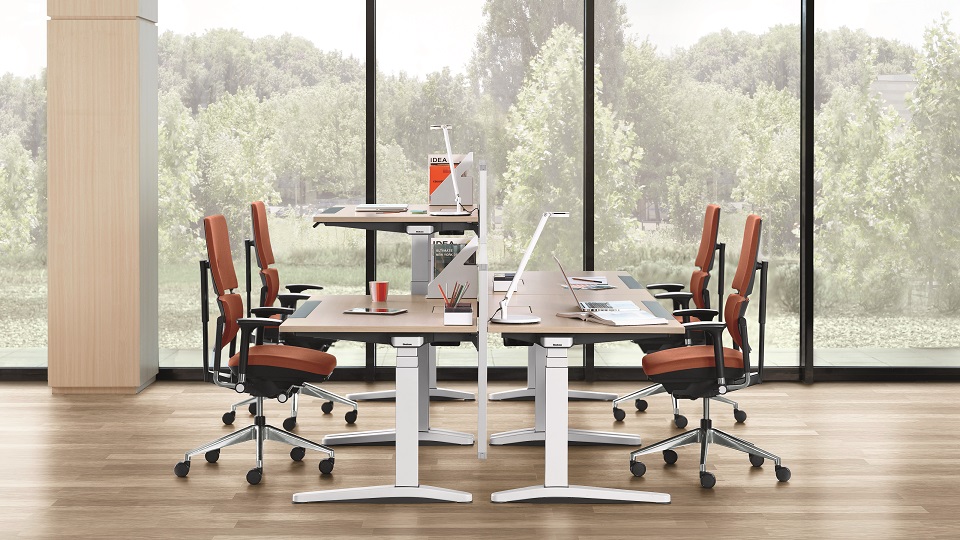 Ology Schreibtisch höhenverstellbar von Steelcase