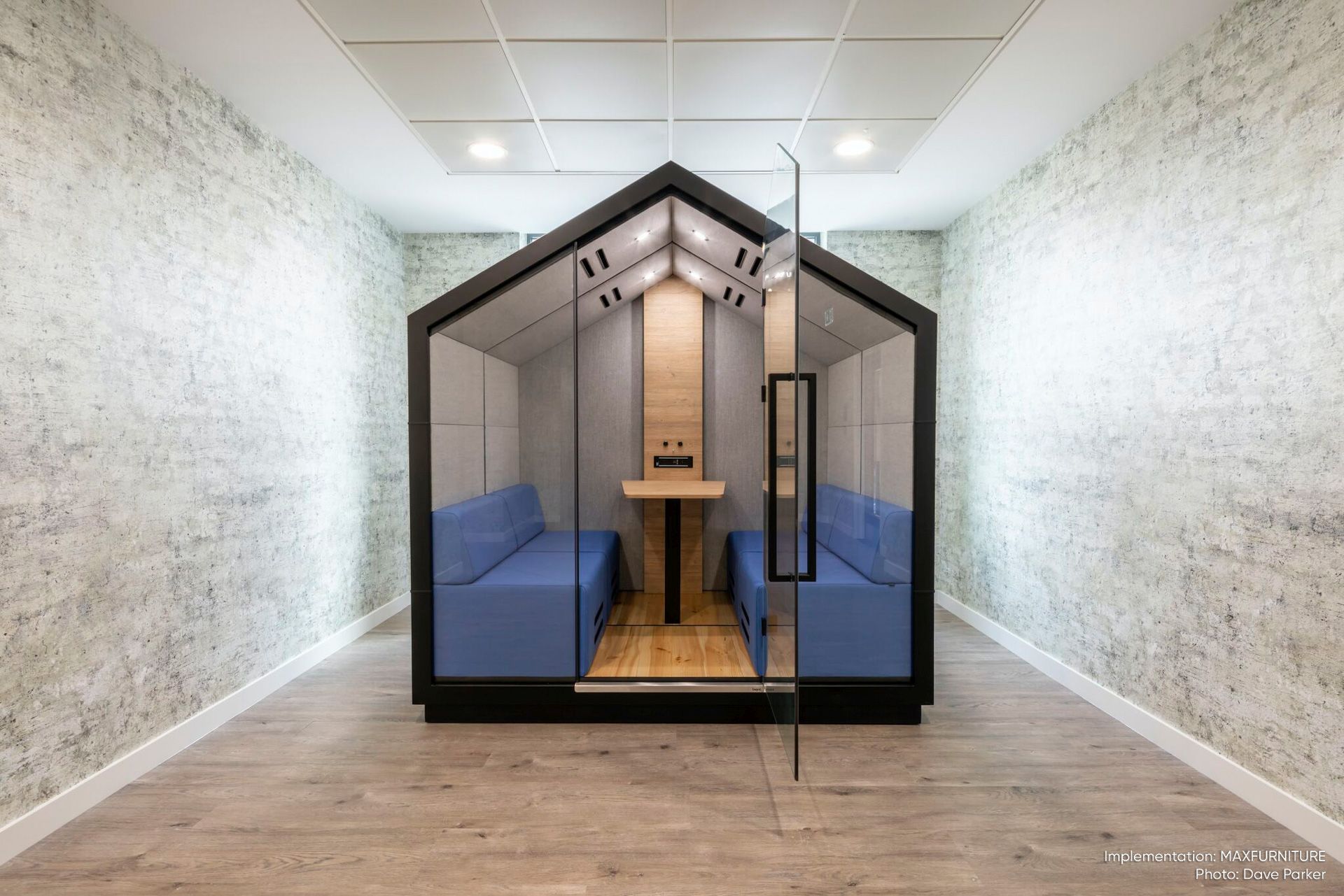 treehouse TH 4 Akustikkabine von Bejot mit blauen Sofas und Glastür für vier Personen.