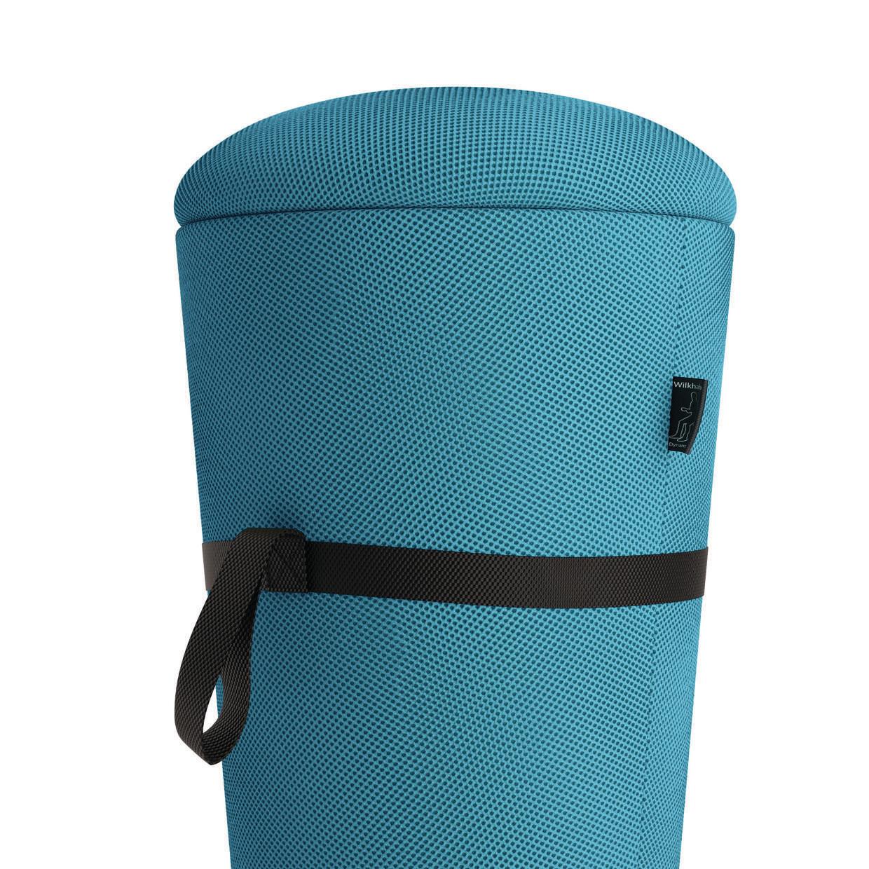 Hellblauer Wilkhahn Sitzhocker für Steharbeitsplätze, ergonomischer Bürohocker mit schwarzem Tragegurt.