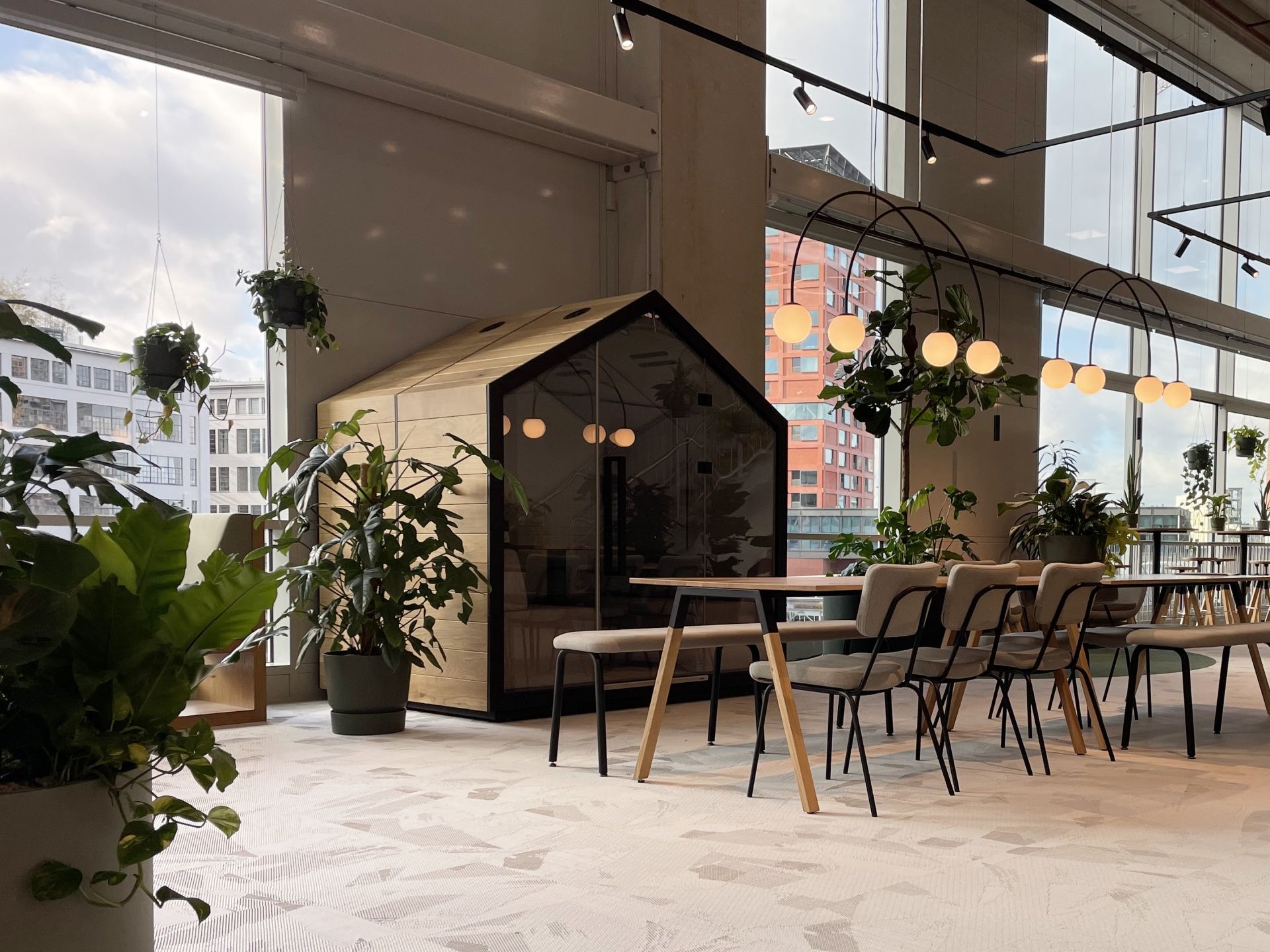 treehouse TH 4 Akustikkabine von Bejot in Büroumgebung mit Tisch, Stühlen und Pflanzen.