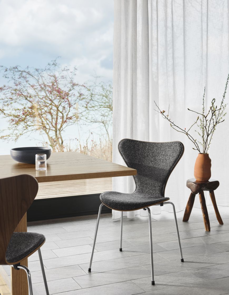 Siebener / Serie Stuhl 3107 Fritz Hansen Jubiläumsmodell Leder Grace Kastanie