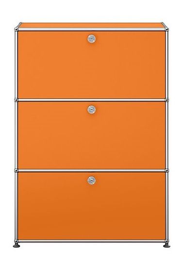 USM Haller Highboard in Reinorange mit drei Klappen und verchromtem Gestell für stilvolle Büroeinrichtung.