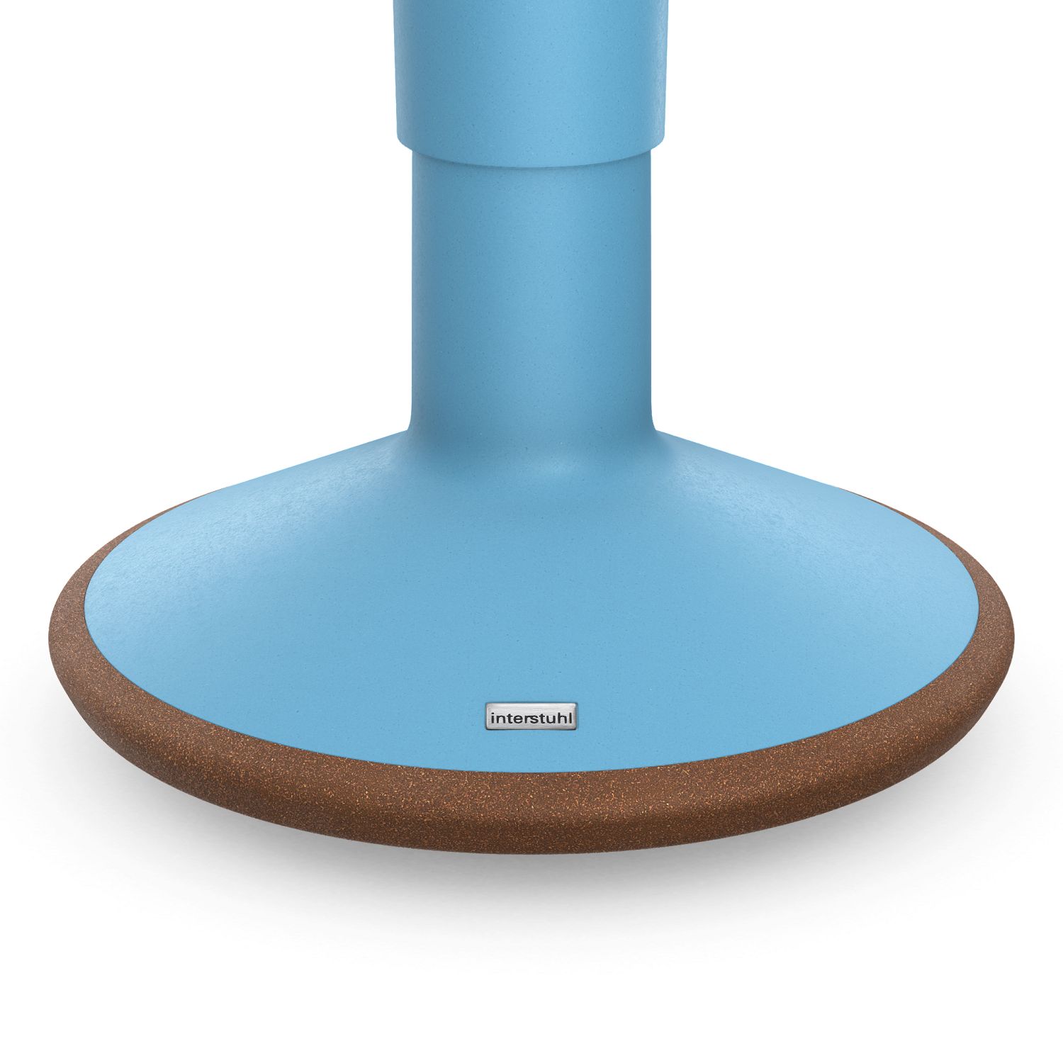 Nahaufnahme des blauen Interstuhl ECO UP Sitzhockers mit braunem Korkfuß. Ergonomischer Hocker für Büro und Zuhause.