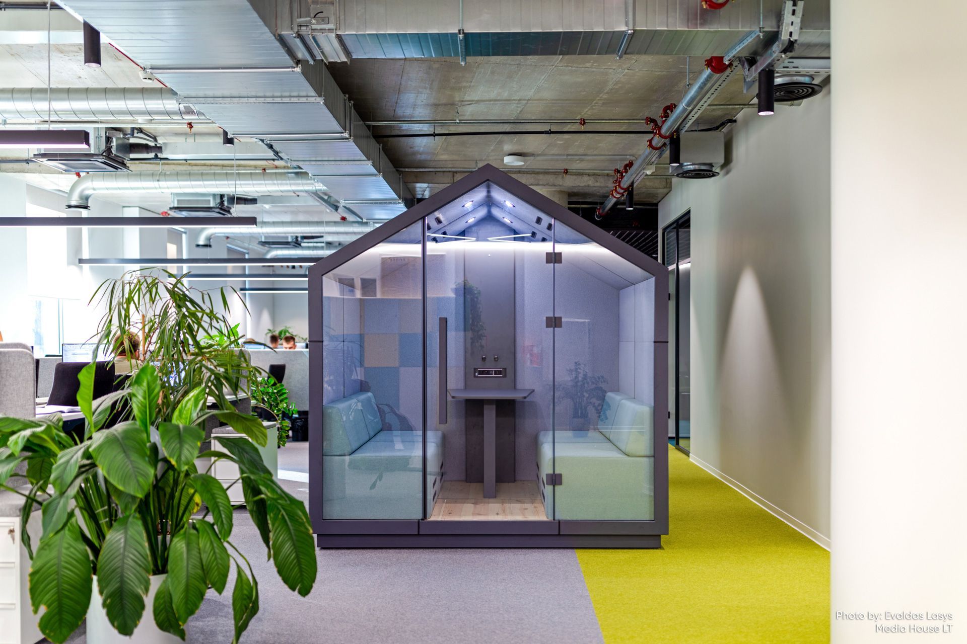 treehouse TH 4 Akustikkabine von Bejot im modernen Büro, schalldichtes Büromöbel für vier Personen.