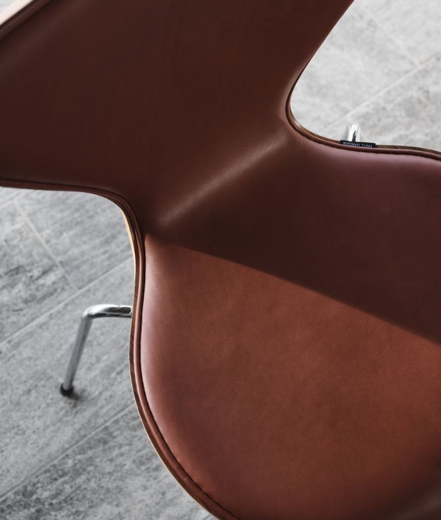 Siebener / Serie Stuhl 3107 Fritz Hansen Jubiläumsmodell Leder Grace Kastanie