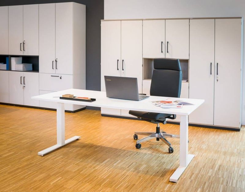 Hiplift Sitz/- Stehtisch höhenverstellbar elektrisch büroforum - ANGEBOTSMODELL 180 cm - Weiss - Montiert