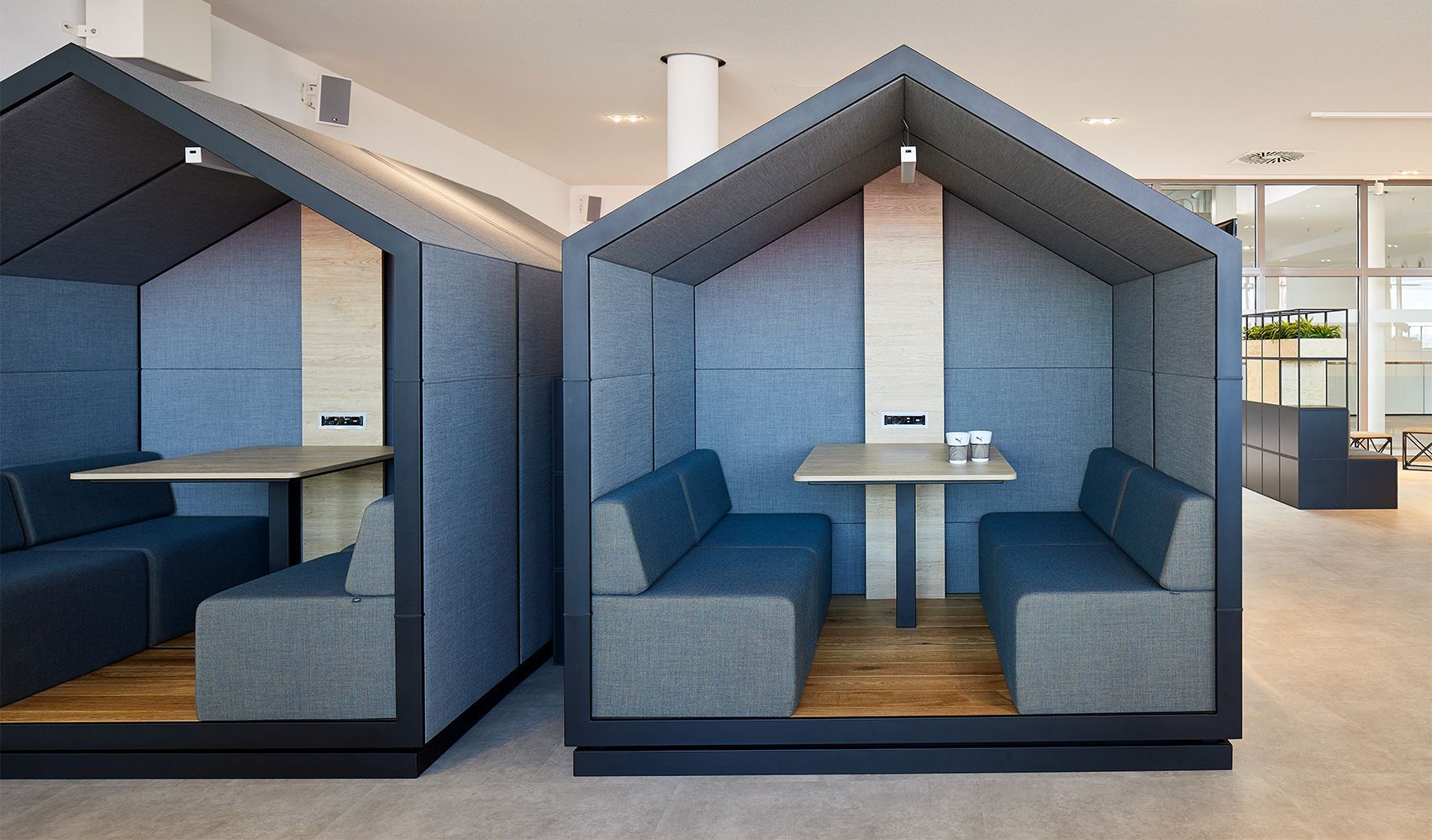 treehouse TH 4 Akustikkabine von Bejot für vier Personen im modernen Büro, blaue Stoffbezüge.