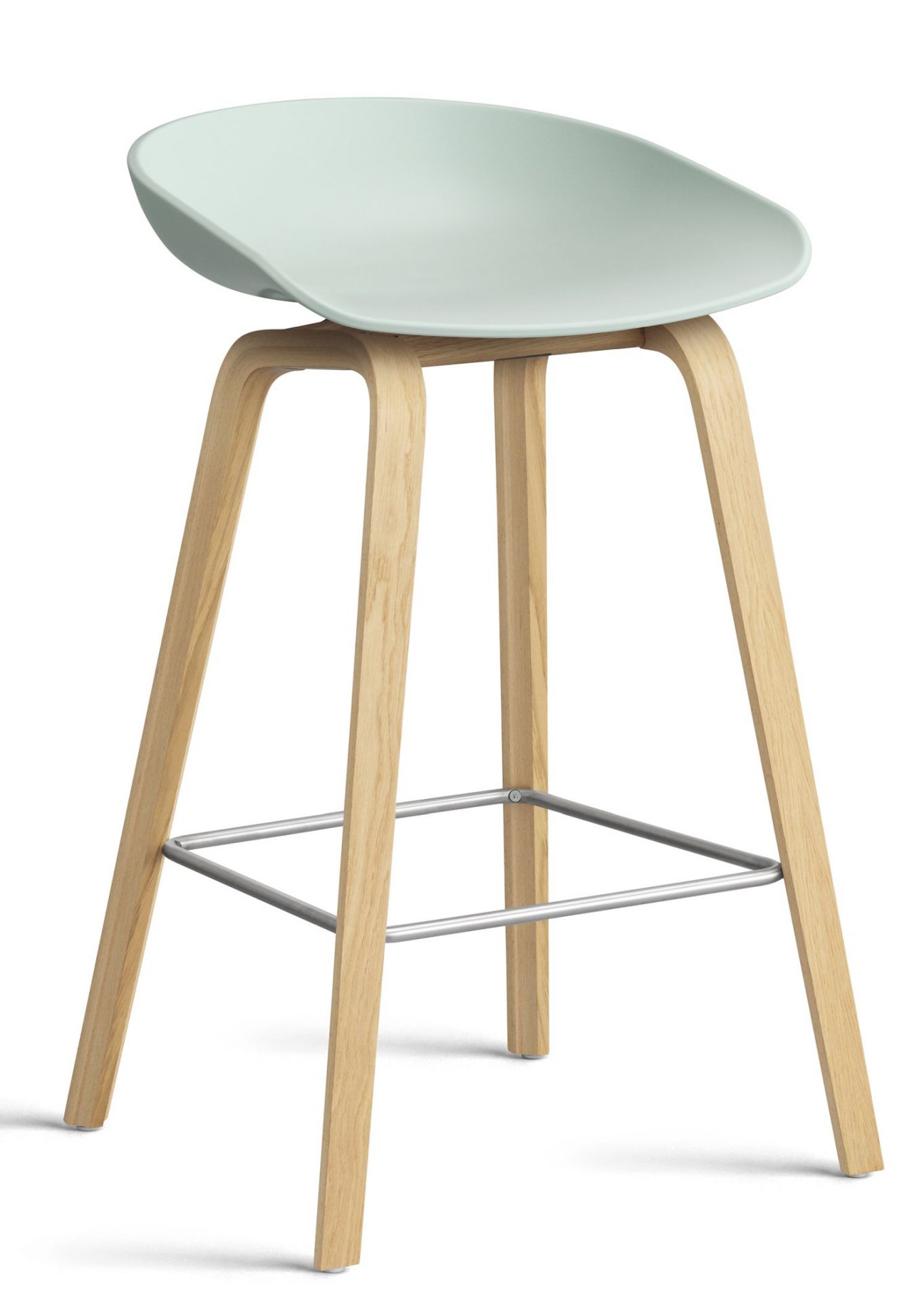 About a Stool AAS32 Barhocker in Dusty Mint mit Holzbeinen und Fußstütze.