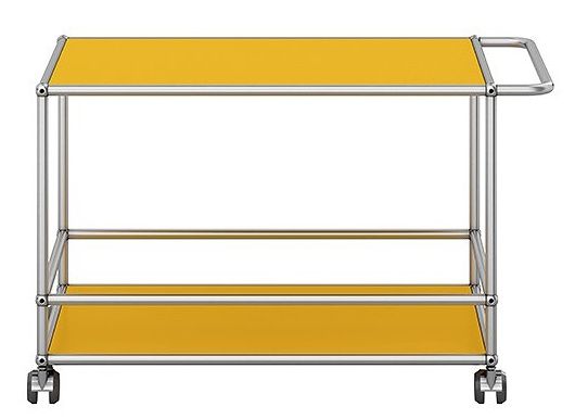 USM Haller Servierwagen in Goldgelb mit zwei Ablageflächen und Rollen für flexible Nutzung.